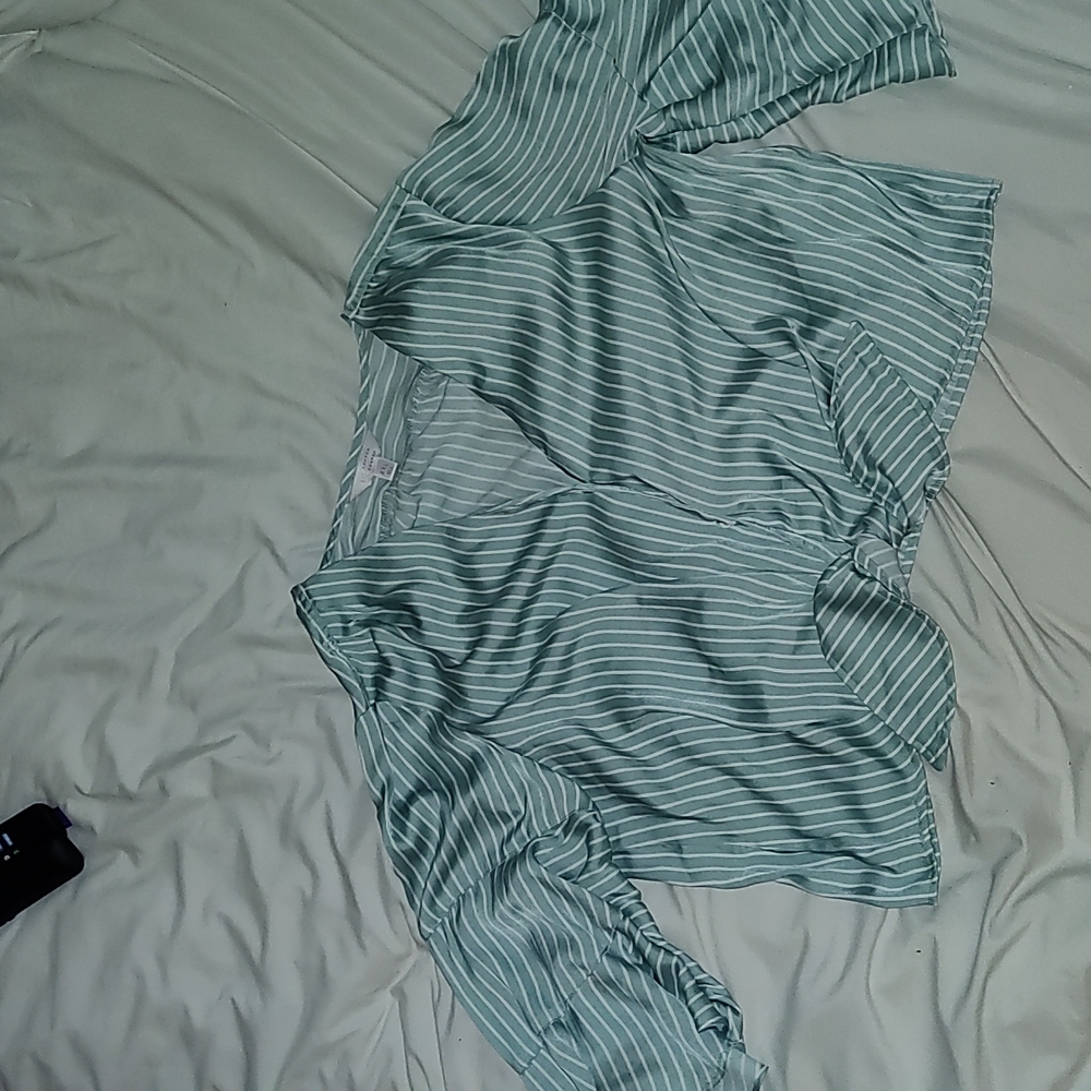 Cropped long sleeve shirt